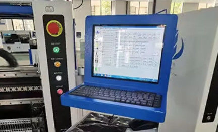 Η μηχανή επιλογής και τοποθέτησης της σειράς ETON VALUE ταιριάζει τέλεια στη γραμμή παραγωγής σας